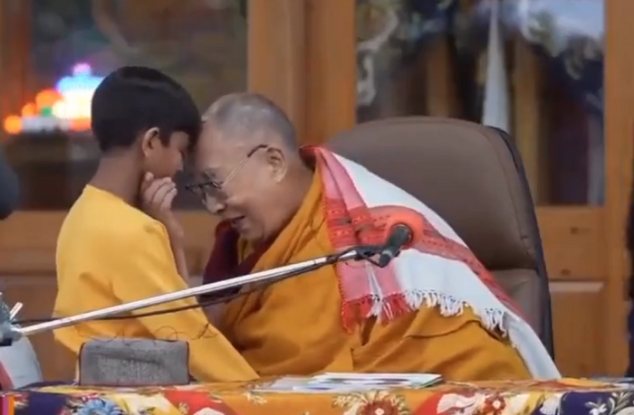 Dalai Lama pede desculpas após vídeo pedindo a menino para chupar sua