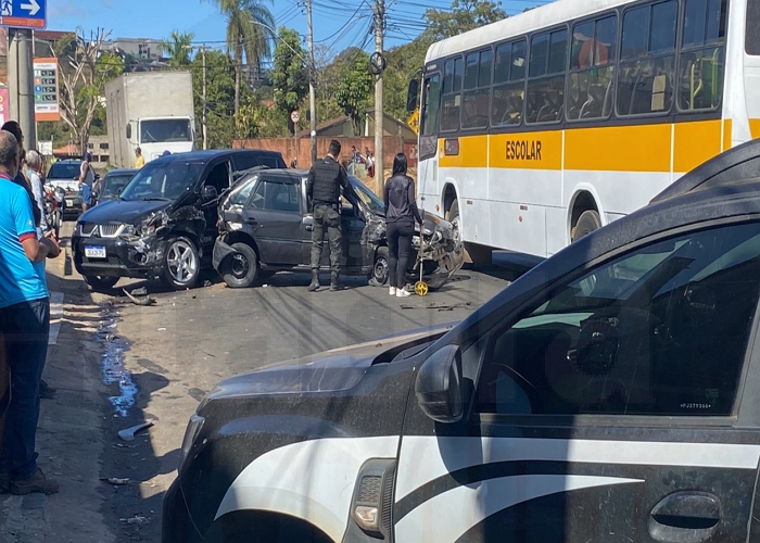 Motorista suspeita de embriaguez invade contramão e causa grave