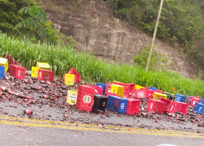 V Deo Carga De Cerveja Cai De Caminh O E Saqueada Na Br Em