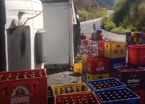 V Deo Carreta Carregada Cerveja Tomba Pega Fogo E Parte Da Carga