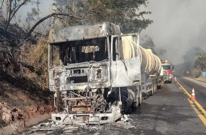 Caminhão tanque pega fogo na BR 262 incêndio se alastra por mata da